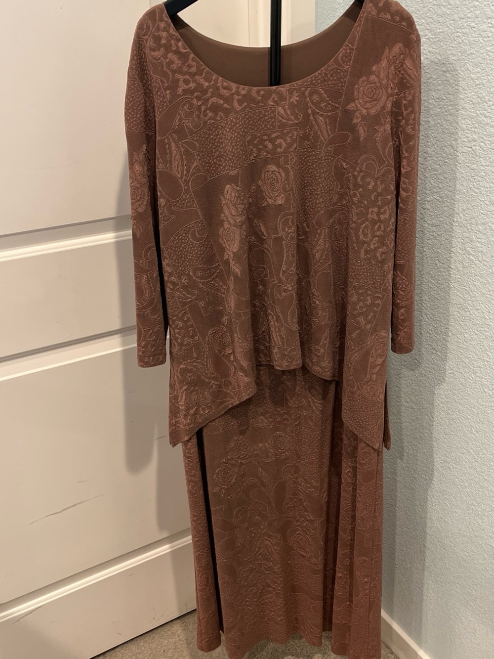 Vintage Long Sleeve Floral Jacquard Maxi Dress in Shiny Brown/Tan